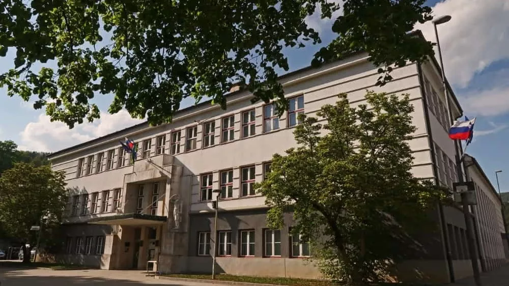 Na Občini Trbovlje obžalujejo, da je pri posredovanju plačilnih list pri&scaron;lo do pomote in davčnih &scaron;tevilk zaposlenih, ki so osebni podatek, niso prekrili.&nbsp;