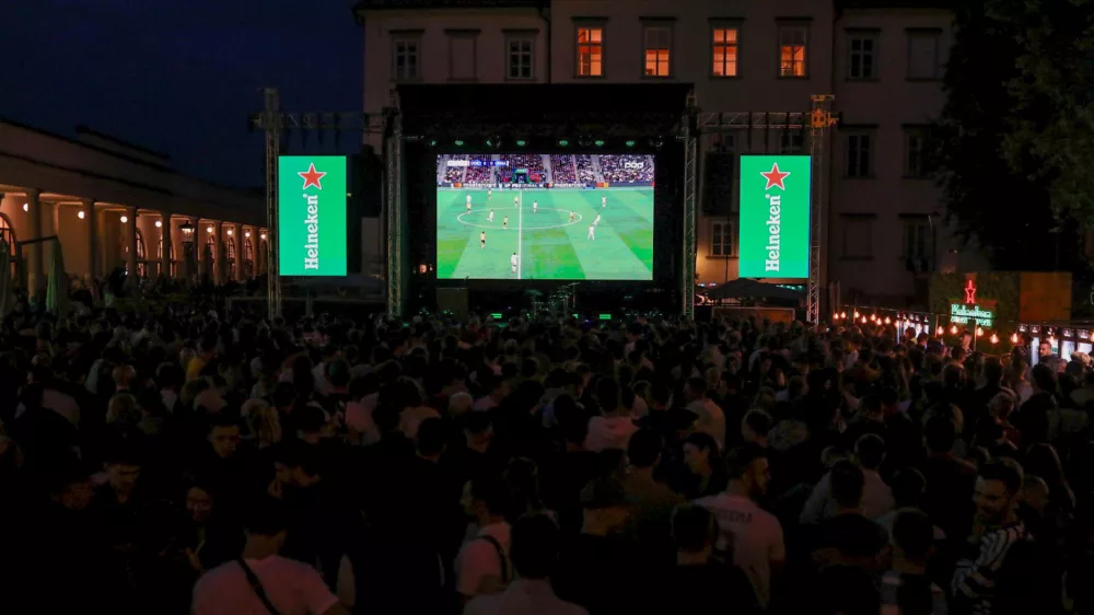 01.06.2024. - Ogled finalne tekme Lige prvakov v nogometu me Borrusio Dortmund in Real Madrididom na Pogačarjevem trgu v Ljubljani. //FOTO: Bojan Velikonja