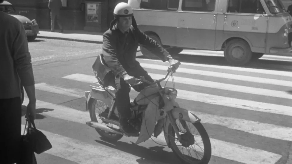 Leta 1969 so po ljubljanskih ulicah krožili kamikazi, kot so imenovali dostavljalce telegramov na motorjih. Nosili so značilne rumene čelade in sloveli po divjih vožnjah, ker &raquo;ljudje, ki dobivajo telegrame, zahtevajo najkraj&scaron;i čas oddaje&laquo;.&nbsp;/ Foto:&nbsp;Marjan Ciglič,&nbsp;hrani Muzej novej&scaron;e in sodobne zgodovine Slovenije