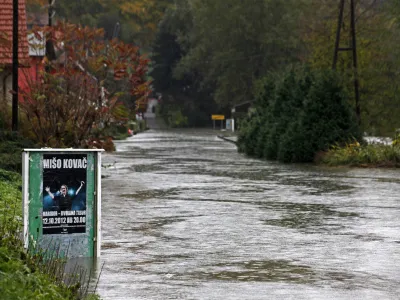 - Poplave 2012 - reka Drava prestopila bregove zaradi dviga zapornic na avstrijski strani //FOTO: Jaka Gasar