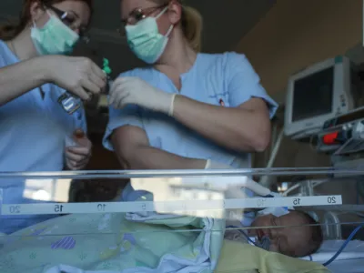 - 2.12.2013 - Pediatrična klinika UKC v Ljubljani - Klinični oddelek za neonatologijo ob 60-letnici delovanja, kjer sprejemajo novorojenčke iz vseh slovenskih porodni&scaron;nic, usmerjeni pa so v specialno diagnostiko bolnih novorojenčkov in nedono&scaron;enčkov.      //FOTO: Luka Cjuha