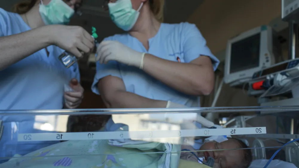 - 2.12.2013 - Pediatrična klinika UKC v Ljubljani - Klinični oddelek za neonatologijo ob 60-letnici delovanja, kjer sprejemajo novorojenčke iz vseh slovenskih porodni&scaron;nic, usmerjeni pa so v specialno diagnostiko bolnih novorojenčkov in nedono&scaron;enčkov.      //FOTO: Luka Cjuha