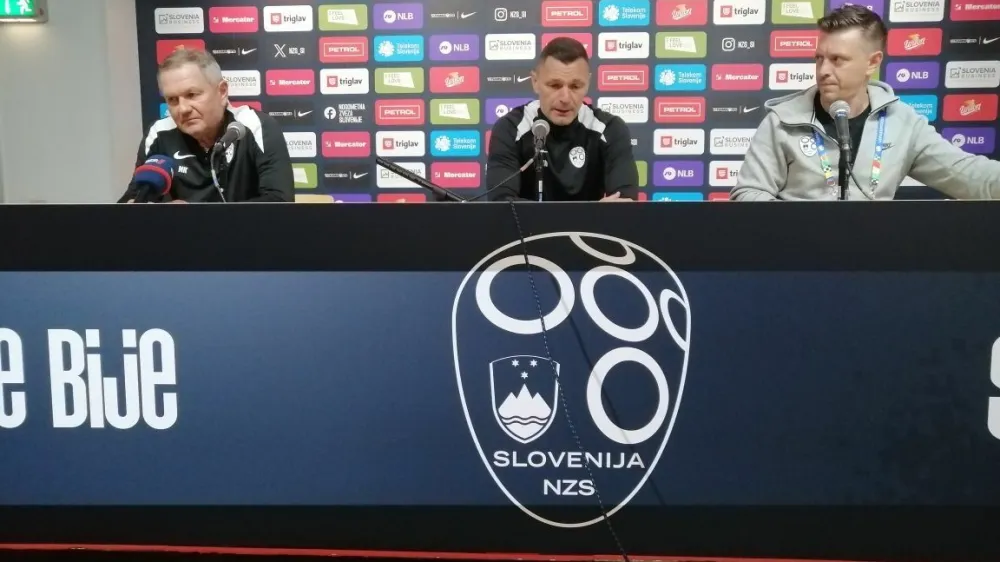 Dobre pol ure je trajalo druženje selektorja Matjaža Keka (levo), pomočnika Milivoja Novakovića (v sredini) in tiskovnega predstavnika Matjaža Krajnika z mediji.&nbsp;