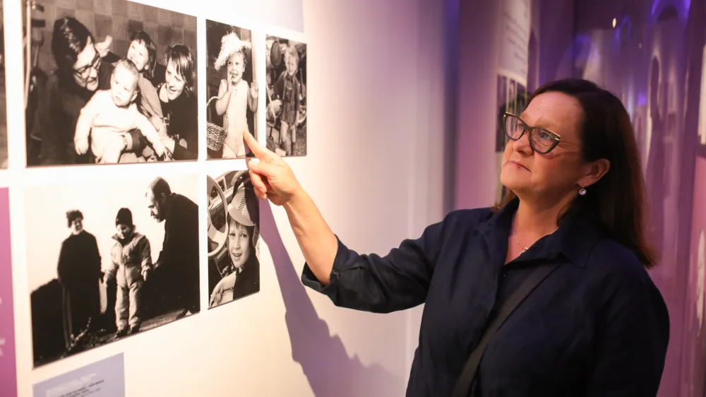 Vesna Ciglič, vnukinja fotoreporterja Marjana Cigliča, na razstavi v Muzeju novej&scaron;e in sodobne zgodovine.&nbsp;