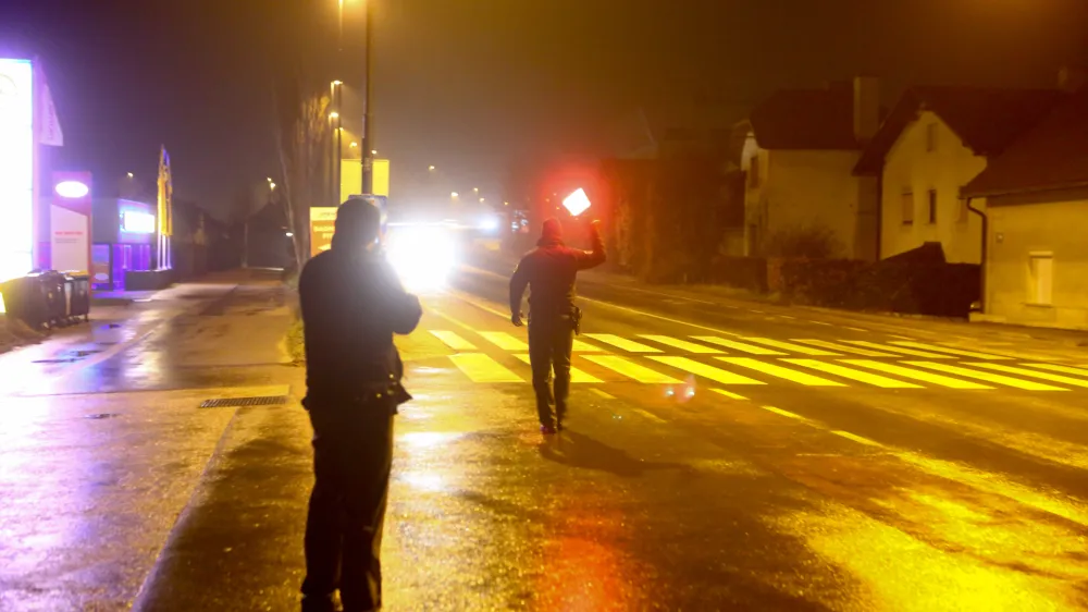 - policist - javna uprava - kazenska politika- 19.01.2015 - Ttrža&scaron;ka cesta pri Dolgem mostu - Policija - nadzor prometa - policijska prometna patrulja - poostrena kontrola cestnega prometa v nočnih urah - //FOTO: Bojan Velikonja