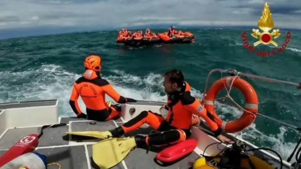 S potni&scaron;ke ladje, ki je bila iz Trsta na poti v Gradež, so re&scaron;ili okoli 80 ljudi. 