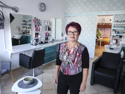 Ker je upokojena že deset let, Melita Strnad striže v salonu, ki ga je prepustila hčerki.&nbsp;
