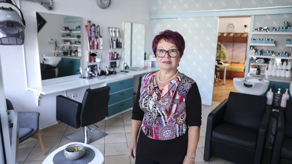 Ker je upokojena že deset let, Melita Strnad striže v salonu, ki ga je prepustila hčerki.&nbsp;