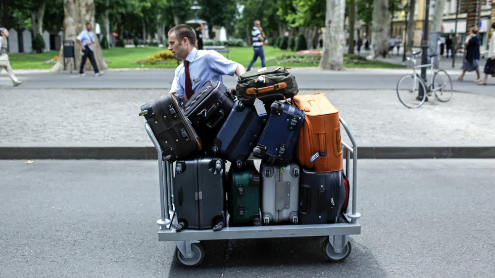 - Ilustrativna fotografija - Zagreb, - turizem - hotelirstvo - portir - nosač - prtljaga -potovalni kovček - 1.7.2013 - Vstop Hrva&scaron;ke v Evropsko unijo (EU) - Hrva&scaron;ka je postala 28. članica Evropske unije - na evropski cilj je prispela devet let za Slovenijo, s katero sta se osamosvojili hkrati.  //FOTO: Jaka Gasar