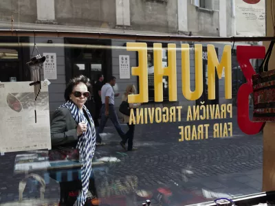 - 07.05.2015 -- soproga nekdanjega predsednika republike - Barbara Miklič T&uuml;rk - Trgovina 3MUHE - Tri muhe / Fair trade - izdelki proizvajalcev tretjega sveta - prva pravična trgovina v Sloveniji - Stari trg v Ljubljani ///FOTO: Luka Cjuha