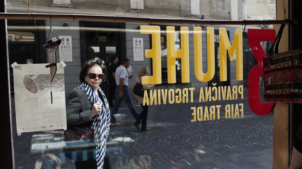 - 07.05.2015 -- soproga nekdanjega predsednika republike - Barbara Miklič T&uuml;rk - Trgovina 3MUHE - Tri muhe / Fair trade - izdelki proizvajalcev tretjega sveta - prva pravična trgovina v Sloveniji - Stari trg v Ljubljani ///FOTO: Luka Cjuha