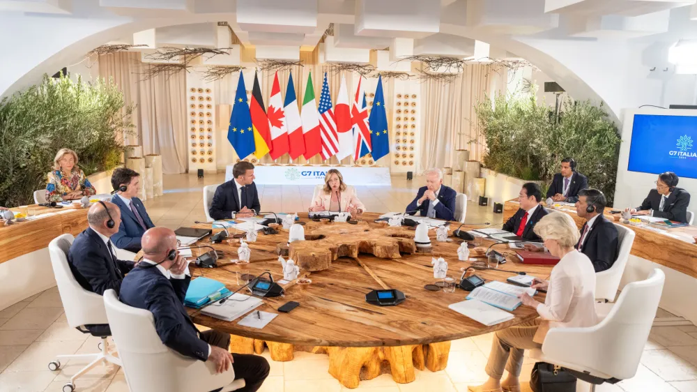 Voditelji G7 so v sklepni deklaraciji podprli prizadevanja za prekinitev spopadov v Gazi ter Izrael opozorili na prekinitev napadov na Rafo in na njegove obveznosti, ki izhajajo iz mednarodnega prava.&nbsp;