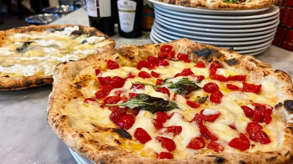 Originalne neapeljske pice iz picerije 50 Kal&ograve; v sredi&scaron;ču Neaplja. / Foto: 50 Kal&ograve; Di Ciro Salvo