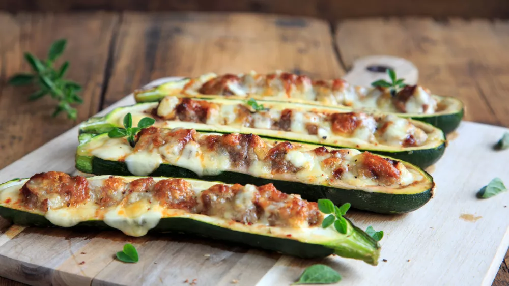 gratinated courgettes on a wooden board / Foto: Juefrateam