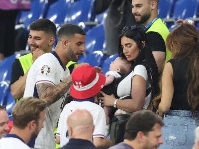 Kyle Walker in žena Annie Kilner z enim izmed njunih &scaron;tirih otrok. / Foto: Getty Images