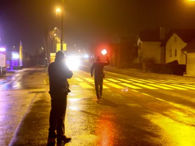- policist - javna uprava - kazenska politika- 19.01.2015 - Ttrža&scaron;ka cesta pri Dolgem mostu - Policija - nadzor prometa - policijska prometna patrulja - poostrena kontrola cestnega prometa v nočnih urah - //FOTO: Bojan Velikonja