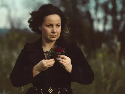 Zvezdana Novaković v novem projektu MIDNIGHT SUN / Polnočno sonce, ki ga bo premierno izvedla nocoj v Galeriji Božidar Jakac v Kostanjevici na Krki, julija pa &scaron;e na etno festivalu na Islandiji. F Ksenija Mikor