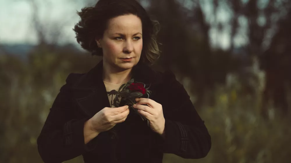 Zvezdana Novaković v novem projektu MIDNIGHT SUN / Polnočno sonce, ki ga bo premierno izvedla nocoj v Galeriji Božidar Jakac v Kostanjevici na Krki, julija pa &scaron;e na etno festivalu na Islandiji. F Ksenija Mikor