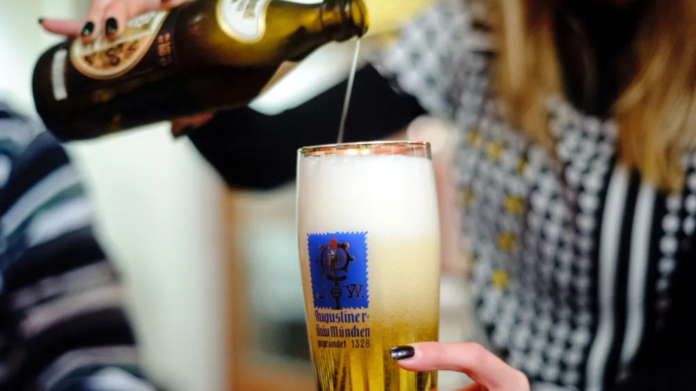 - ilustrativna fotografijapivo, alkohol, alkoholne pijace, kozarec, tocenje- Klub Daktari - gostinstinski lokal - kavarna, Krekov trg//FOTO: Tomaž Zajel&scaron;nik