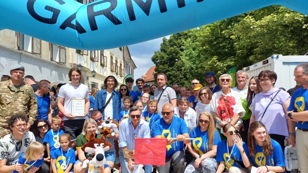 &Scaron;kofjelo&scaron;ki Mestni trg so v soboto zavzeli otroci z rakom in njihovi podporniki v okviru In&scaron;tituta Zlata pentljica.