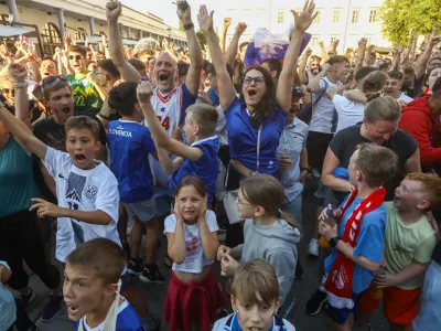 16.06.2024 - Euro 2024 - evropslo prvenstvo v nogometu -&nbsp;Spremljanje tekme nogometnega evropskega prvenstva med Slovenijo in Dansko na Pogačarjevem trgu.&nbsp;Foto: Luka Cjuha