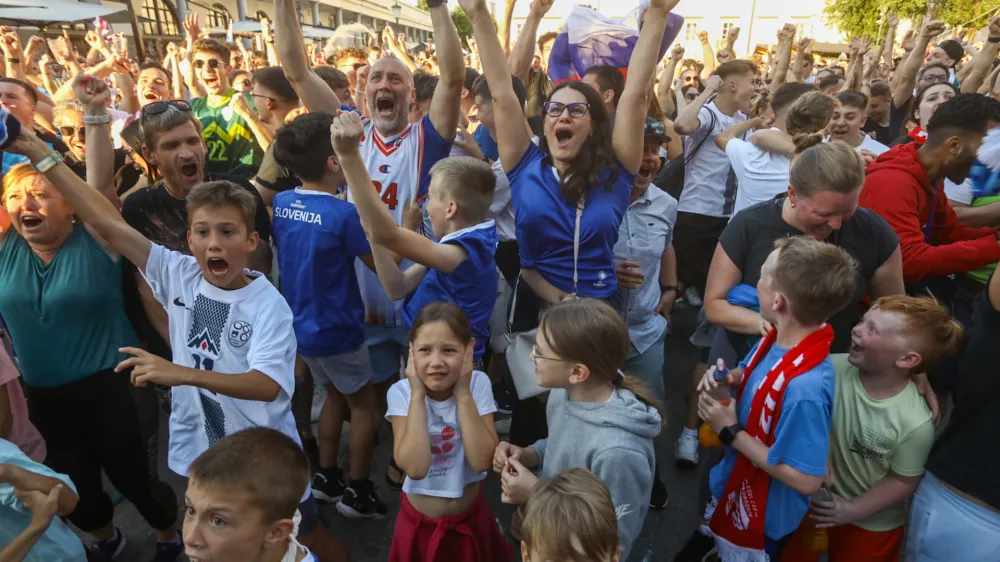 16.06.2024 - Euro 2024 - evropslo prvenstvo v nogometu -&nbsp;Spremljanje tekme nogometnega evropskega prvenstva med Slovenijo in Dansko na Pogačarjevem trgu.&nbsp;Foto: Luka Cjuha