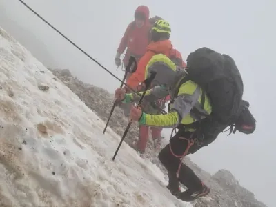 Gorski re&scaron;evalci so sredi noči v megli in snegu iz visokogorja re&scaron;evali če&scaron;ka pohodnika. 