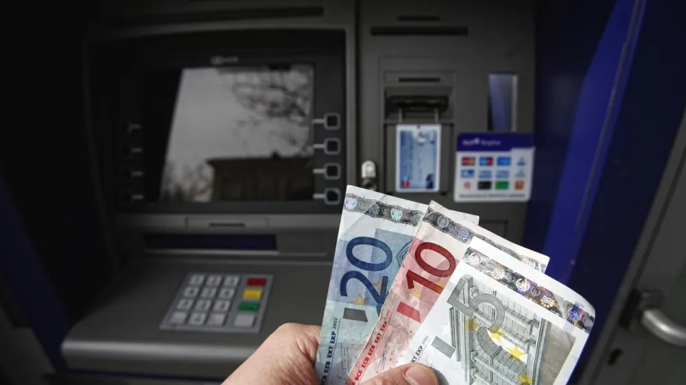 S tako imenovano phishing prevaro so si Romuni v enajstih dneh z bankomatov prisvojili več kot 46.000 evrov.&nbsp;