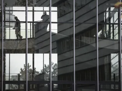 - simbolična fotografija - - DURS.- Davčni urad Ljubljana, Davčna ulica 1,, davki - dajatve - prispevki, davčni nadzor - davkoplačevalci //FOTO: Luka Cjuha