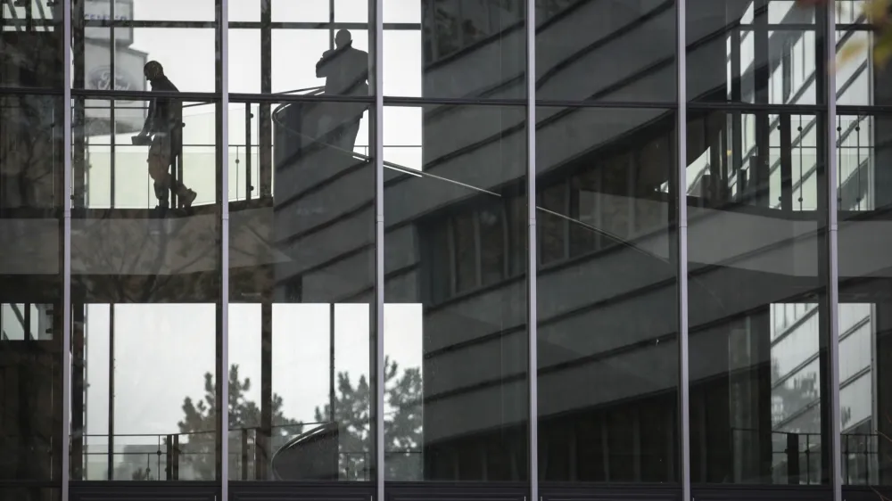 - simbolična fotografija - - DURS.- Davčni urad Ljubljana, Davčna ulica 1,, davki - dajatve - prispevki, davčni nadzor - davkoplačevalci //FOTO: Luka Cjuha