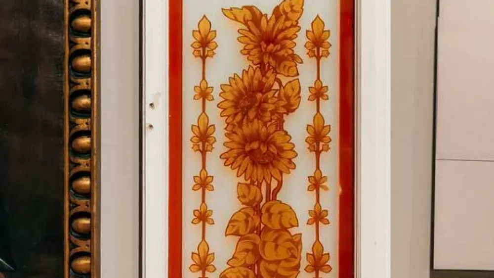 Dva opazno stilizirana obraza v profilu in rožasti vzorec so značilni secesijski elementi. Foto: Karmen Brecelj/Muzej in galerije mesta Ljubljane 