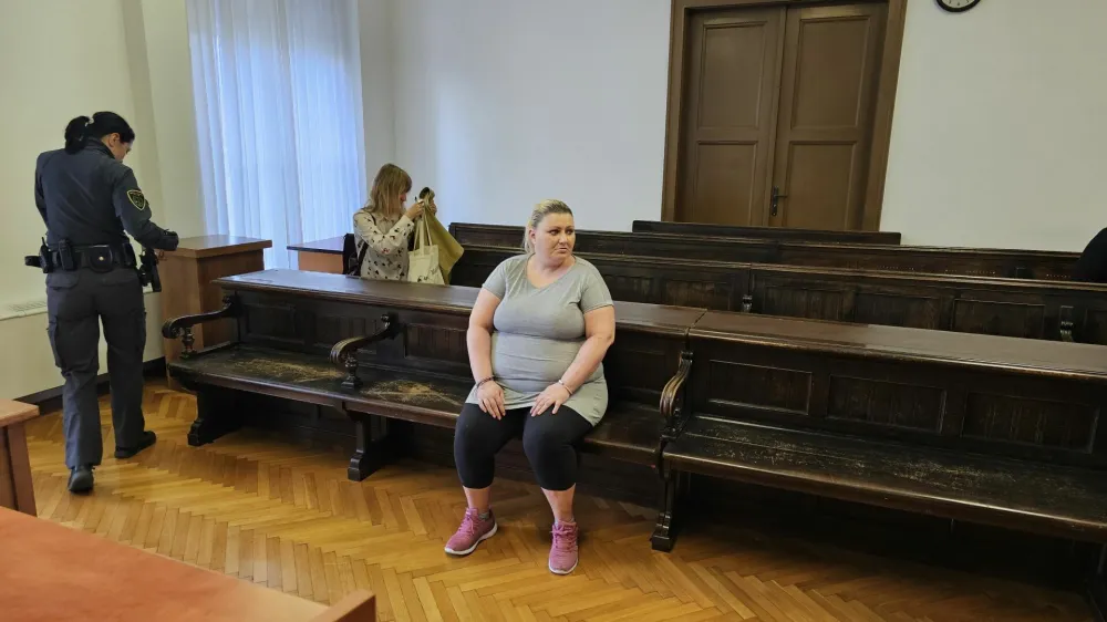 Katja Kup&scaron;ek pravi, da o&scaron;kodovanca ni tepla, le za noge ga je držala, da ne bi "migal", kar ji je naročil partner Boris Močnik. 