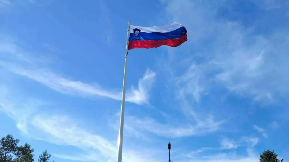 Zastava, ki plapola nad Logatcem je dolga 15 metrov.