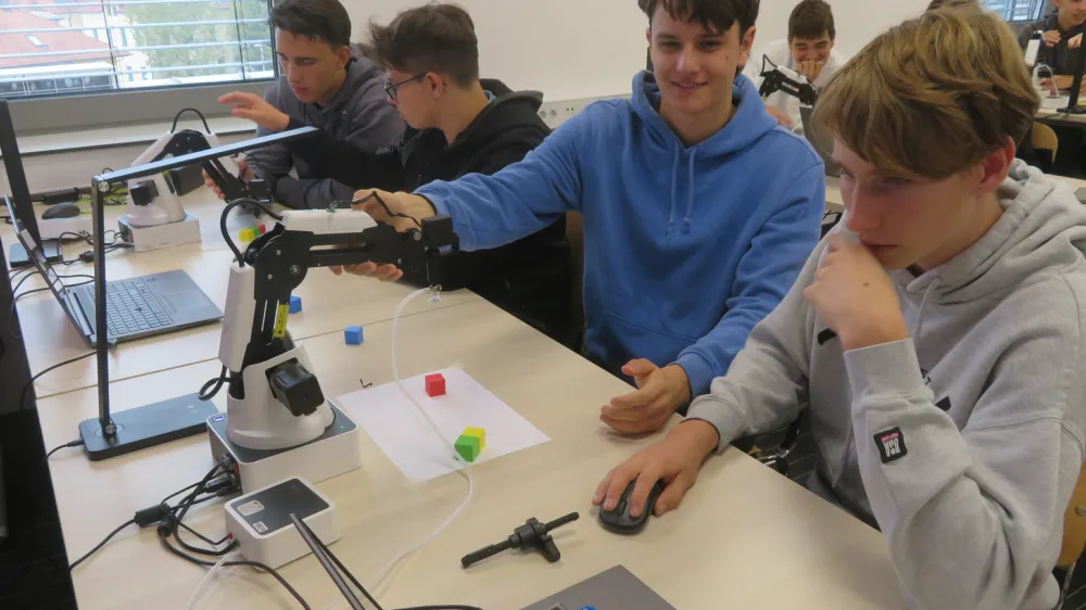 Dijaki Gimnazije Novo mesto so se na dan odprtja inkubatorja seznanjali z delovanjem in programiranjem robotske roke. F Dragana Stanković