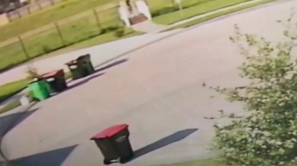 Neznanega mo&scaron;kega, ki je v okolici Houstona na mostu zapustil novorojenko, so ujele varnostne kamere.