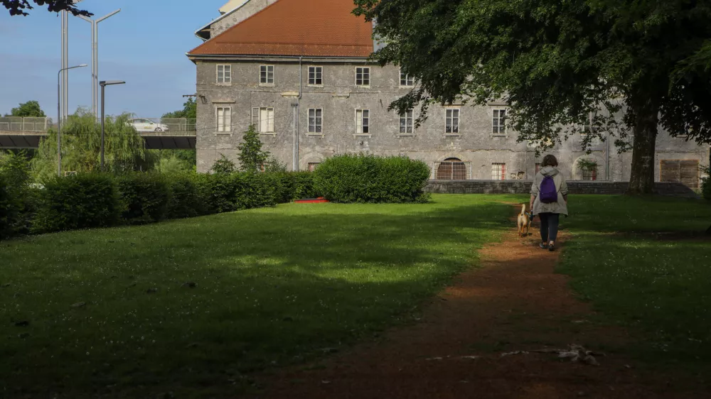Dela naj bi bila predvidoma zaključena prihodnje leto, ko bo svoje prostore tam dobil osrednji mladinski center v Ljubljani.&nbsp;