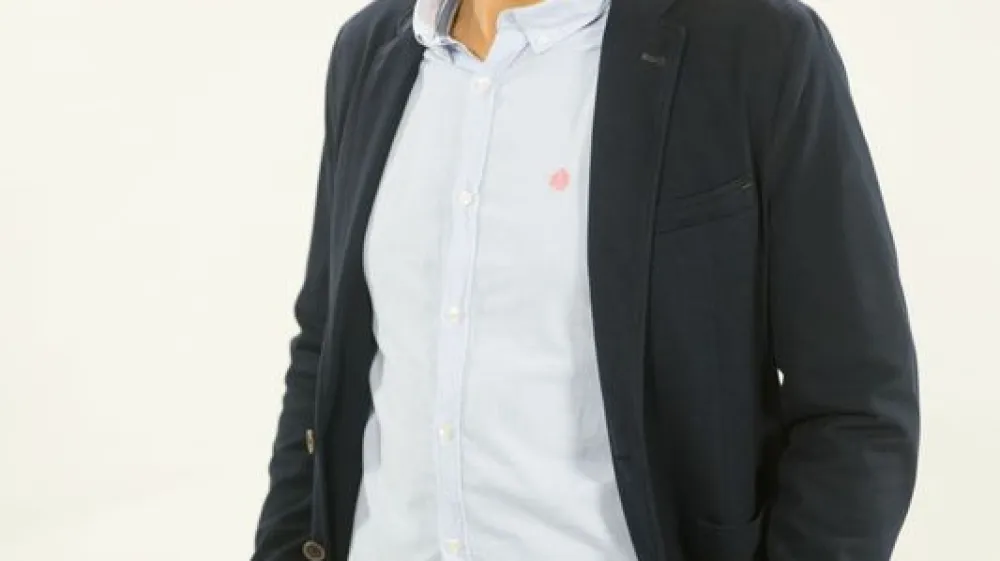 Novi &scaron;portni urednikGregor Peternel je te dni prevzel mandat odgovornega urednika &Scaron;portnega programa TV Slovenija. Gregor Peternel se je le nekaj dni pred odprtjem olimpijskih iger v Sydneyu, 1. septembra 2000, že kot &scaron;tudent pridružil &Scaron;portnemu uredni&scaron;tvu Televizije Slovenija. Na Televiziji Slovenija je opravljal delo komentatorja, novinarja, voditelja, redaktorja in urednika. Več kot tristokrat je neposredno komentiral &scaron;portne prenose, največkrat s tekem hokeja na ledu in rokometa.Njegova vizija pri vodenju uredni&scaron;tva je: &raquo;Pripraviti uravnotežen program neposrednih prenosov, v katerih bi želel ujeti največje mednarodne uspehe slovenskega &scaron;porta in gledalcem pokazati največje &scaron;portne dogodke na slovenskih tleh ter ključne odločitve za naslove državnih prvakov. Vse skupaj pa nadgraditi v dnevno-informativnih oddajah in tam pokazati &scaron;e tisto, česar se v prenosih ne vidi.&laquo;