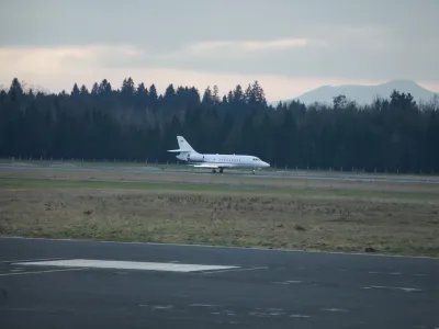 vladno letalo Falcon 2000 EX- 11.12.2013 - Letali&scaron;če Jožeta Pučnika Brnik - vrnitev vladnega letala Falcon po odpravljeni okvari v Moskvi kjer so se mudili delagacija z premierko Bratu&scaron;kovo in obrambnim ministrom Jakičem - pri pripravi letala so zaznali težave na desnem motorju - vzrok za nastalo situacijo so bile nizke temperature na ruskem letali&scaron;ču..  //FOTO: Luka Cjuha