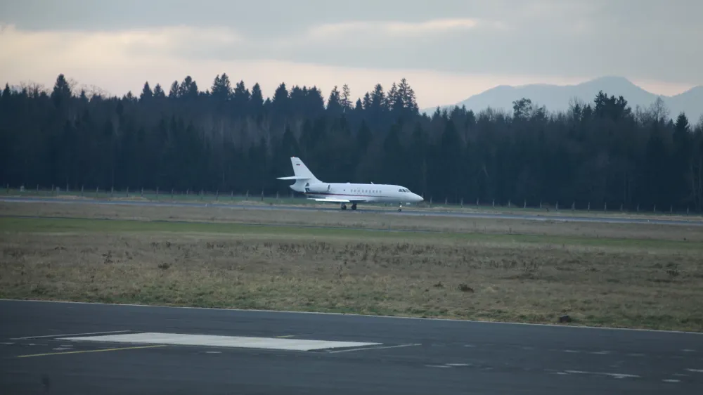 vladno letalo Falcon 2000 EX- 11.12.2013 - Letali&scaron;če Jožeta Pučnika Brnik - vrnitev vladnega letala Falcon po odpravljeni okvari v Moskvi kjer so se mudili delagacija z premierko Bratu&scaron;kovo in obrambnim ministrom Jakičem - pri pripravi letala so zaznali težave na desnem motorju - vzrok za nastalo situacijo so bile nizke temperature na ruskem letali&scaron;ču..  //FOTO: Luka Cjuha