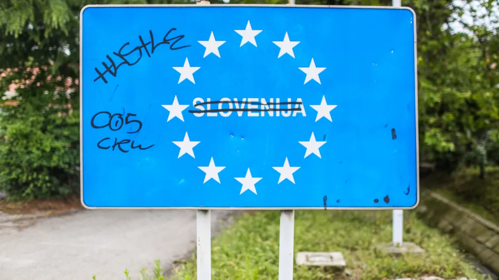 Tabla Slovenija - Evropa, oznaka države in EU na vstopu pred mejnim prehodom, prečrtan napis Slovenija, Nacionalizem, italijanski fa&scaron;izem- Muzej tihotapstva - razstava Na &scaron;verc! Tihotapstvo na Gori&scaron;kem po drugi svetovni vojni - 22.05.2019 &ndash; Nekdanji maloobmejni prehod Pristava v občini Nova Gorica &ndash; Projekt Muzej na meji - tihotapstvo oziroma &scaron;vercanje v času socialistične Jugoslavije na slovensko-italijanski meji.OPOMBA: ZA OBJAVO V OBJEKTIVU!! //FOTO: Bojan Velikonja
