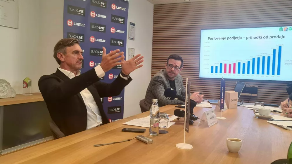 V zadnjih dveh mesecih se je &scaron;tevilo izdanih gradbenih dovoljenj zmanj&scaron;alo za okoli 80 odstotkov glede na predhodno obdobje, pravi direktor Lumarja Marko Lukić (levo). F Romana &Scaron;pende