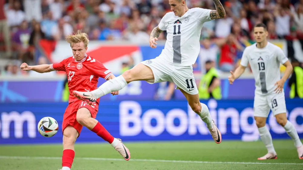 Nemcija, Stuttgart.Tekma evropskega nogometnega prvenstva med Slovenijo in Dansko.Slovenski napadalec Benjamin Sesko.