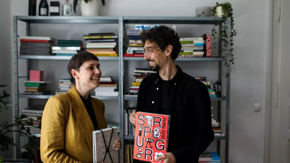 Anja Dellbelo in Aljaž Vesel sta grafična oblikovalca, ki sestavljata tandem AA.&nbsp;