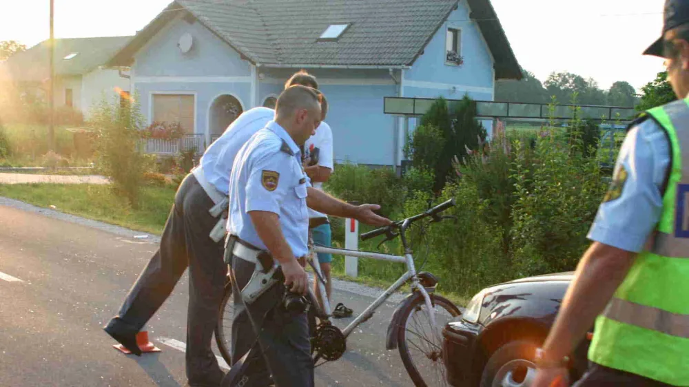 osebni avto zbil kolesarja