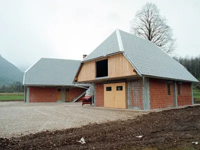 &raquo;Od pristojnega ministrstva in upravnih enot pričakujemo takoj&scaron;en dogovor o izvajanju postopkov izdajanja gradbenih dovoljenj, da se prepreči potencialno visoka gospodarska &scaron;koda,&laquo; je poudaril direktor podjetja Jelovica hi&scaron;e Matjaž Grm. Fotografija je simbolična.&nbsp;