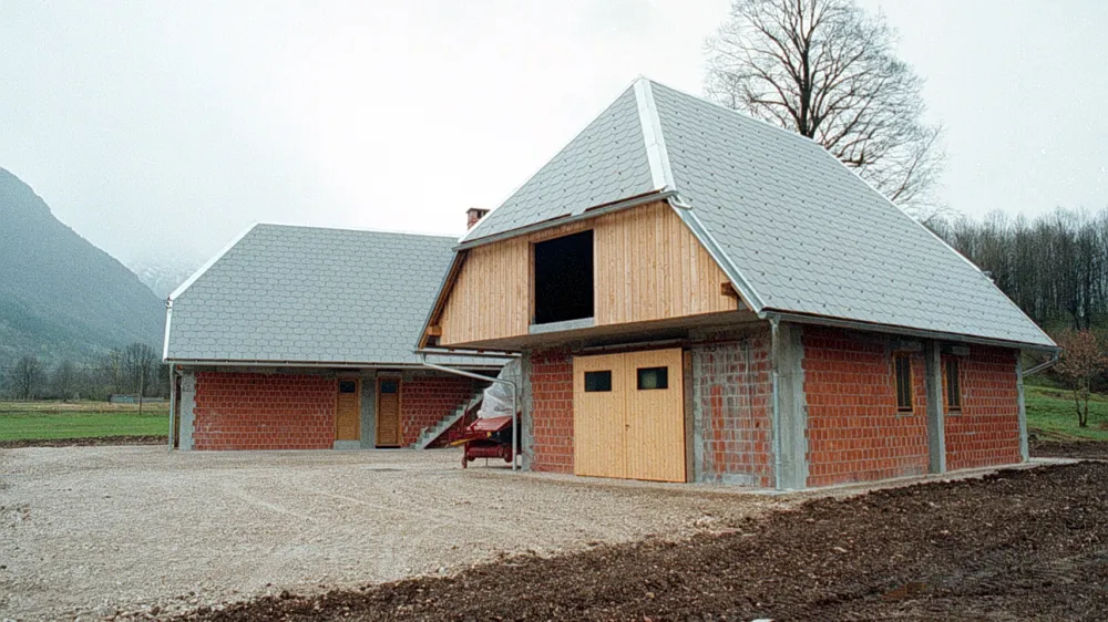 &raquo;Od pristojnega ministrstva in upravnih enot pričakujemo takoj&scaron;en dogovor o izvajanju postopkov izdajanja gradbenih dovoljenj, da se prepreči potencialno visoka gospodarska &scaron;koda,&laquo; je poudaril direktor podjetja Jelovica hi&scaron;e Matjaž Grm. Fotografija je simbolična.&nbsp;