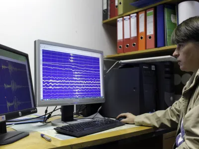 seizmolo&scaron;ka postaja - naprava za zaznavanje in beleženje potresov, - Astronomsko geofizikalni observatorij AGO Golovec 2013, Pot na Golovec 25, dan odprtih vrat - predstavitev seizmolo&scaron;ke dejavnosti ob svetovnem dnevu Zemlje.//FOTO: Jaka Gasar