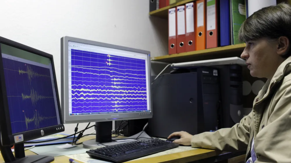 seizmolo&scaron;ka postaja - naprava za zaznavanje in beleženje potresov, - Astronomsko geofizikalni observatorij AGO Golovec 2013, Pot na Golovec 25, dan odprtih vrat - predstavitev seizmolo&scaron;ke dejavnosti ob svetovnem dnevu Zemlje.//FOTO: Jaka Gasar