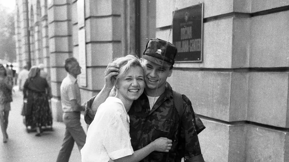 - VOJNA ZA SLOVENIJO 1991 - Kresija Ljubljana - pripadnik TO in dekle //FOTO: Toma? SkaleOPOMBA: REPORTA?A ZA OBJEKTIV 2021 / Foto: Toma? Skale