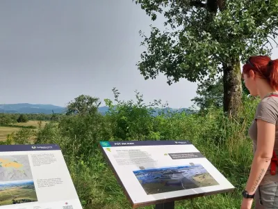 Pogled pri prvih informacijskih tablah se odpre proti Gori&scaron;kemu mahu, ki velja za ožje zavarovano območje.